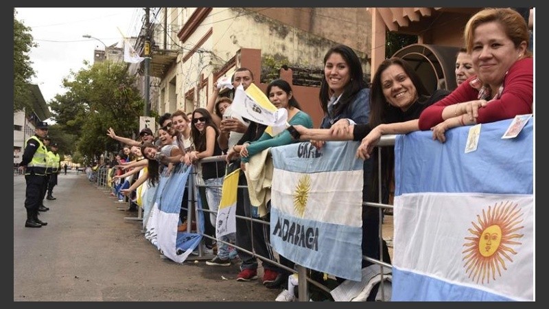 Los argentinos no le pierden pisada al Papa en Paraguay. 