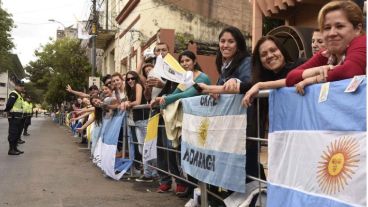 Los argentinos no le pierden pisada al Papa en Paraguay.