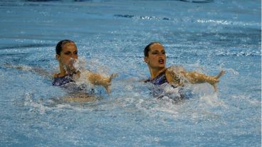 Las hermanas Sánchez ya comenzaron a participar en nado sincronizado.