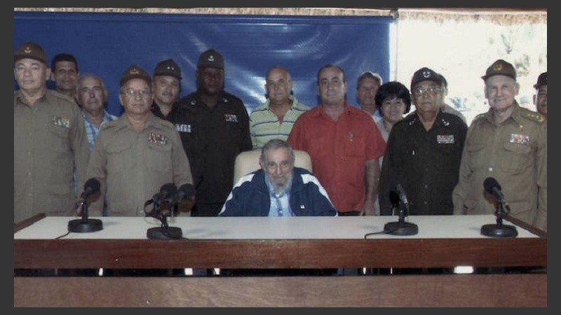 La imagen de Fidel Castro Ruz en una reunión con oficiales el jueves a la tarde.