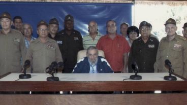 La imagen de Fidel Castro Ruz en una reunión con oficiales el jueves a la tarde.