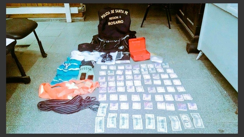 El dinero y elementos secuestrados en la casa del tercer detenido.