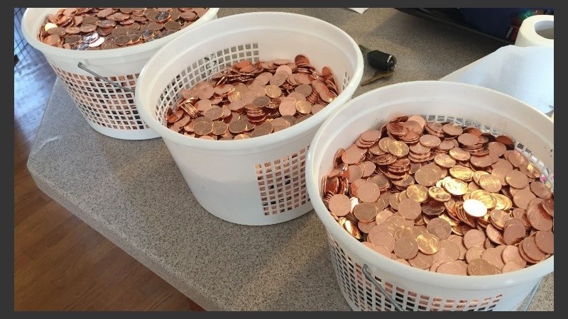Las monedas que usó el estudiante para la multa.