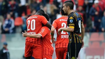 Valencia se abraza con Pisano. El ex Rosario Central abrió la cuenta.