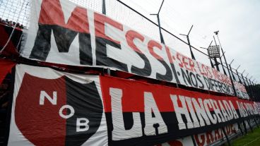 La bandera fue colgada desde temprano en la cabecera sur.