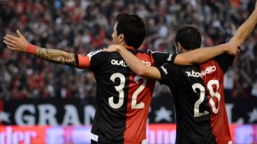 Scocco celebra con Tonso, el otro goleador de la tarde.