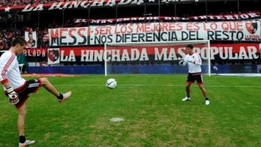 Los arqueros del local entran en calor con el trapo de fondo.