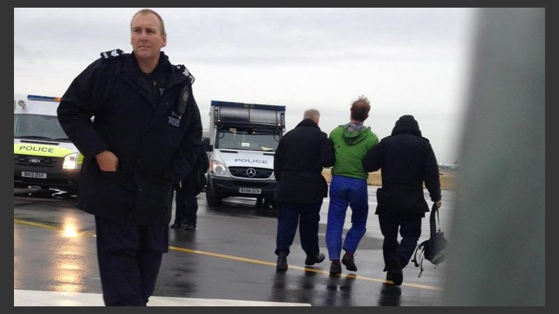 Así se llevan detenido a uno de los ecologistas. El aeropuerto de Lóndres ya opera con normalidad. (@planestupid)