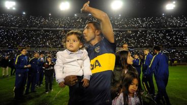 Mucha gente con alegría por Tévez en la Bombonera.