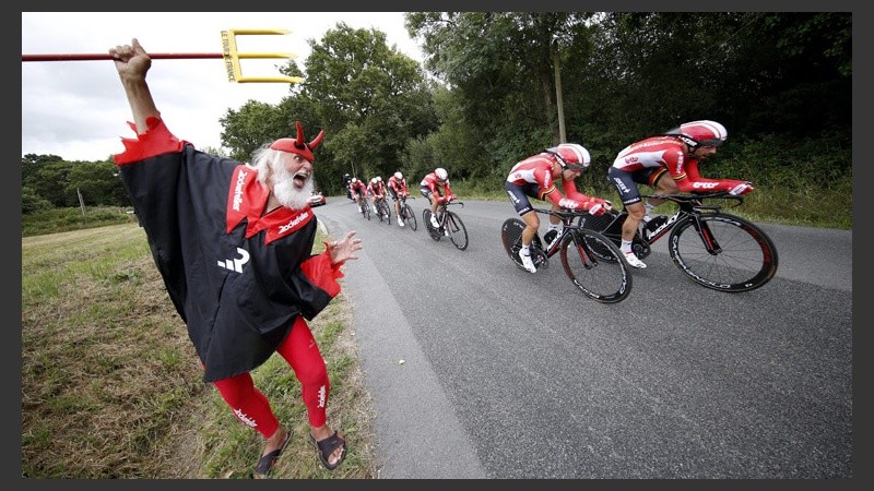 El Tour de Francia continúa por la décima etapa ante la presencia del calor europeo. (EFE)