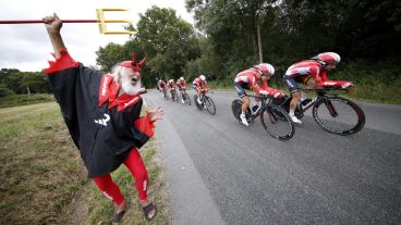 El Tour de Francia continúa por la décima etapa ante la presencia del calor europeo. (EFE)