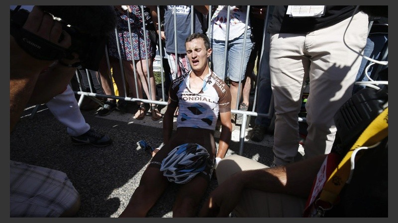 El calor y la exigencia del circuito hacen que muchos deportistas queden extenuados al finalizar cada tramo. (EFE)