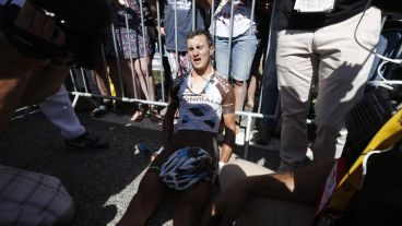 El calor y la exigencia del circuito hacen que muchos deportistas queden extenuados al finalizar cada tramo. (EFE)