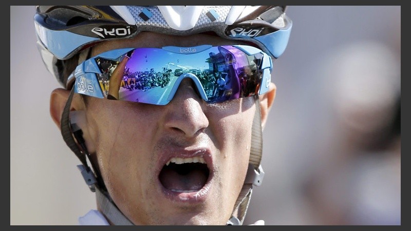Alexis Vuillermoz de Francia celebra al cruzar la línea de meta para ganar la etapa octava. (EFE)