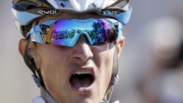 Alexis Vuillermoz de Francia celebra al cruzar la línea de meta para ganar la etapa octava. (EFE)