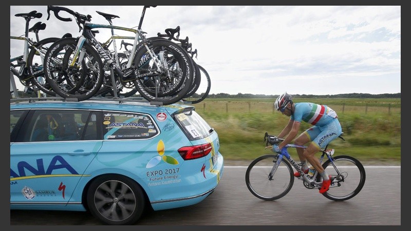 Los ciclistas tienen asistencia técnica de sus equipos todo el tiempo. (EFE)