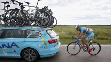 Los ciclistas tienen asistencia técnica de sus equipos todo el tiempo. (EFE)