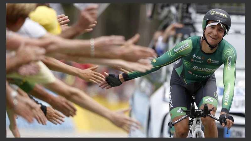 El ciclista francés Bryan Coquard saluda al público. (EFE)