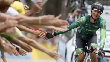 El ciclista francés Bryan Coquard saluda al público. (EFE)