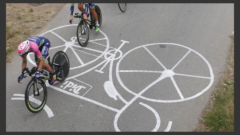 El equipo Lampre Merida pasa sobre una gigante pintura en forma de bicicleta. (EFE)