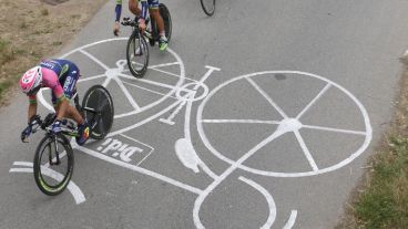 El equipo Lampre Merida pasa sobre una gigante pintura en forma de bicicleta. (EFE)