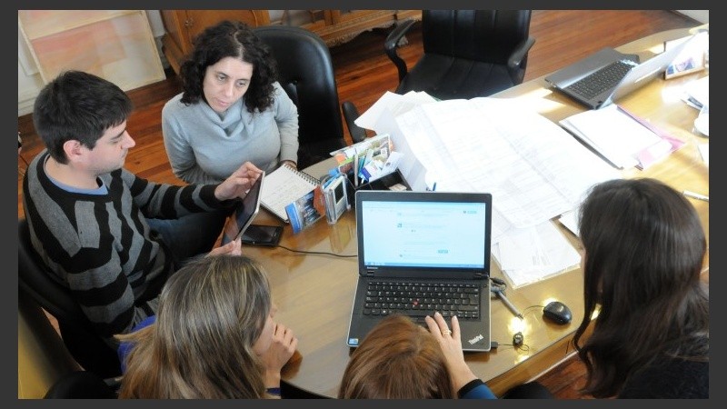 La intendenta y su equipo respondieron preguntas vía @MonicaFein.