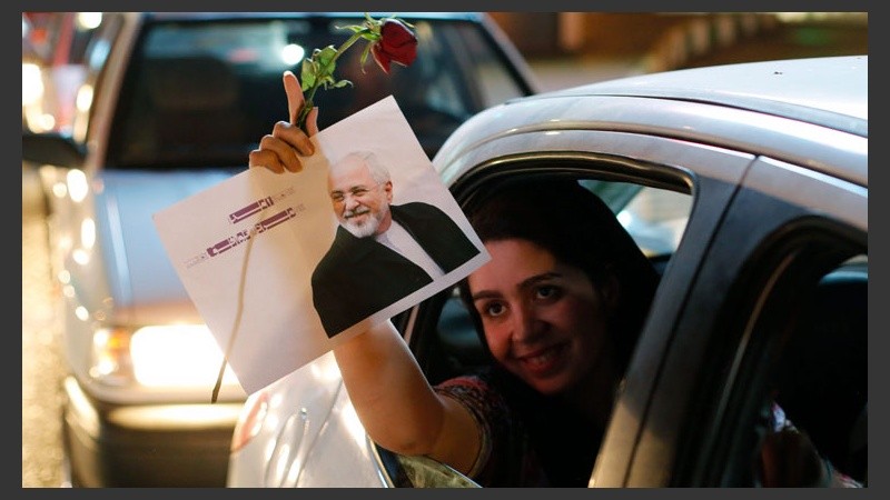 Una mujer muestra una fotografía de Zarif. (EFE)