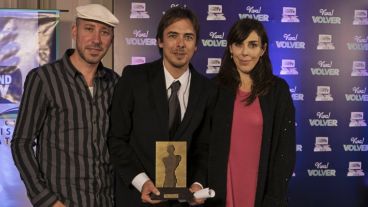 Pablo Martínez y Lautaro Ruatta, del documental, junto a Cecilia Vallina, subsecretaria de Producciones e Industrias Culturales.