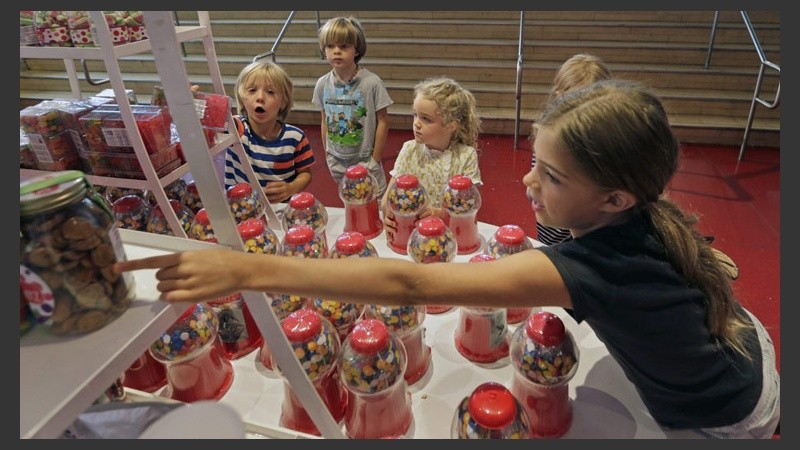 Cientos de chicos visitan por última vez la gran tienda. Piensan mudarse a un lugar más pequeño dentro de Manhattan. (EFE)