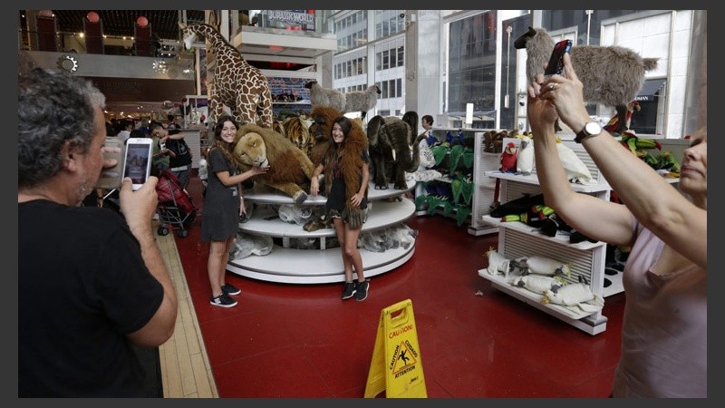 A pesar de los miles de turistas que pasan mensualmente por la tienda, no alcanza para sostener semejante lugar en un rubro donde las ventas han disminuido. (EFE)