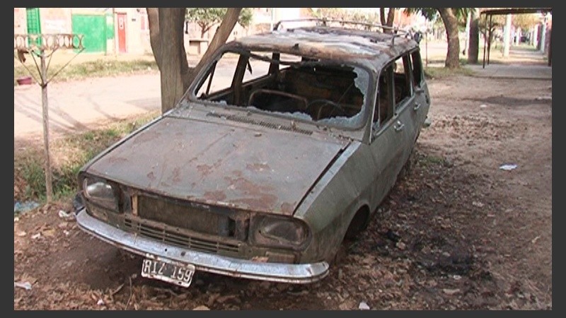 El Renault 12 fue incendiado en la medianoche del miércoles.