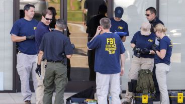 Miembros del equipo de Reacción de Evidencias del FBI en la escena del crimen. (EFE)