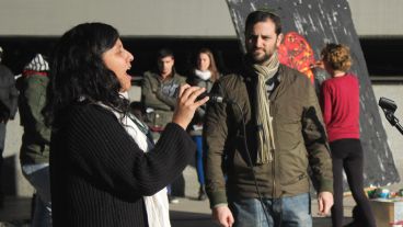 "Yo vengo a ofrecer mi corazón", fue la canción que se escuchó en la plaza. (Alan Monzón/Rosario3.com)