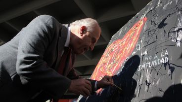 El gobernador electo, Miguel Lifschitz, fue uno de los que plasmó su escrito. (Alan Monzón/Rosario3.com)