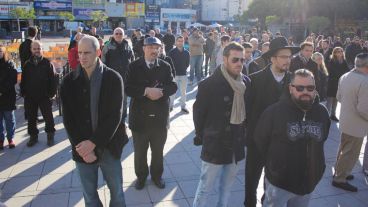 Decenas de personas se acercaron al cumplirse este sábado 18 de julio, 21 años del atentado. (Alan Monzón/Rosario3.com)