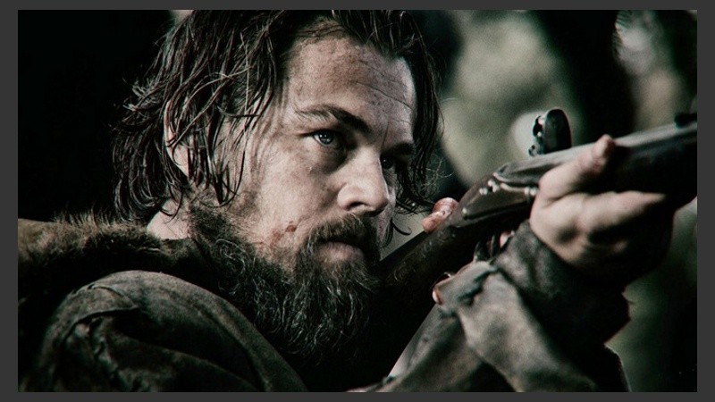 En la trama, DiCaprio da vida a Hugh Glass, un cazador de animales, que tras ser atacado por un oso es abandonado a su suerte por sus compañeros.