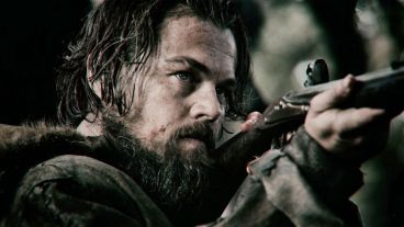 En la trama, DiCaprio da vida a Hugh Glass, un cazador de animales, que tras ser atacado por un oso es abandonado a su suerte por sus compañeros.
