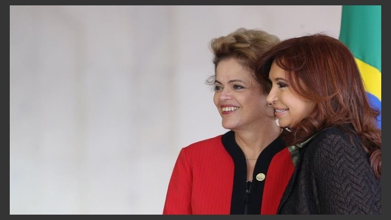 Las presidentas de Brasil y Argentina en la cumbre de Brasilia.
