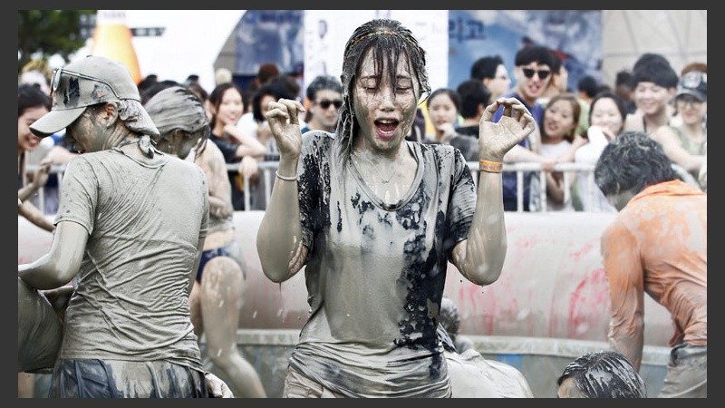 ¡Qué sucios! En Corea del Sur se divierten con una nueva edición del Festival del Barro. (EFE)