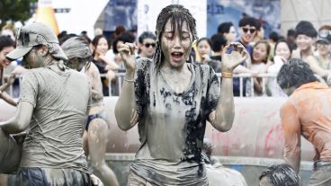 ¡Qué sucios! En Corea del Sur se divierten con una nueva edición del Festival del Barro. (EFE)