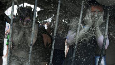 ¡Los ojos! Del Festival participan muchos turistas. (EFE)