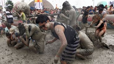 Los organizadores aseguran que el barro tiene componentes minerales que evitan el envejecimiento de la piel. (EFE)