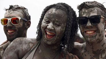 Así terminan los que se animan a darse un chapuzón en el barro. (EFE)