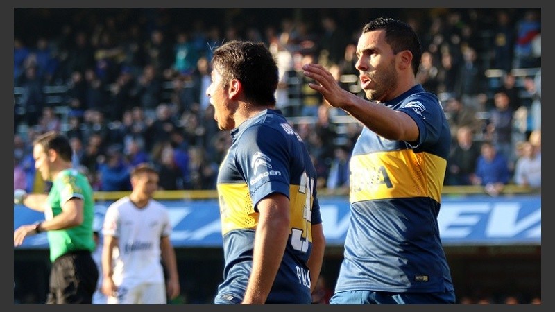 Tevez celebra el primer gol de Palacios.