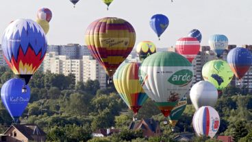 ¡A volar! Decenas de globos aerostáticos decoran el cielo de Bielorrusia. (EFE)