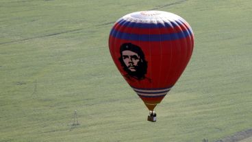 Un globo con la cara del "Che" Guevara visto en la competencia. (EFE)