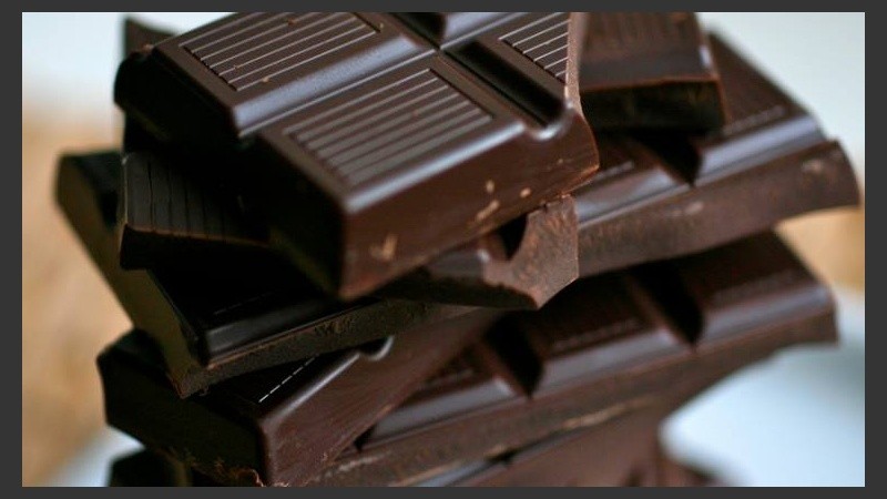 Si bien el cacao tiene beneficios para la salud, los chocolates comerciales suelen tener un alto índice de azúcares refinados y grasas.