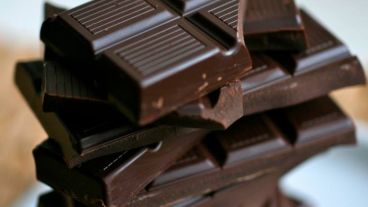 Si bien el cacao tiene beneficios para la salud, los chocolates comerciales suelen tener un alto índice de azúcares refinados y grasas.