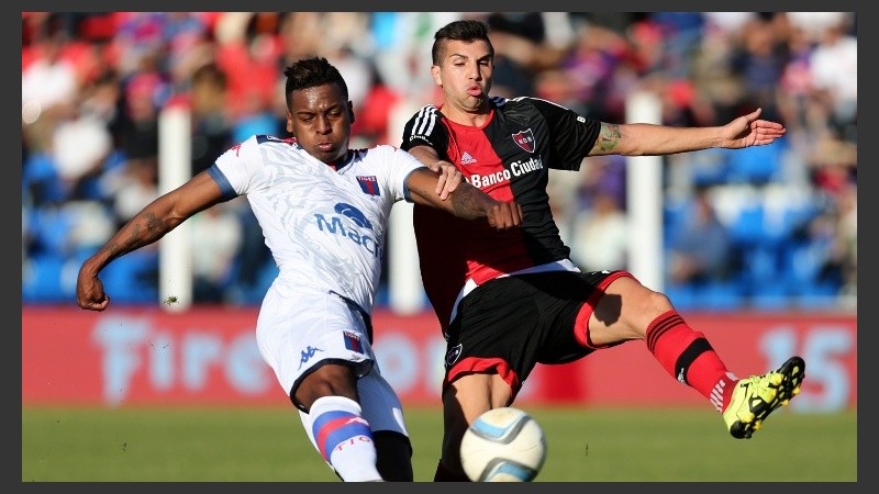 Mugni aguanta ante Rincón. El Rojinegro sufrió cuando la agarró el colombiano.