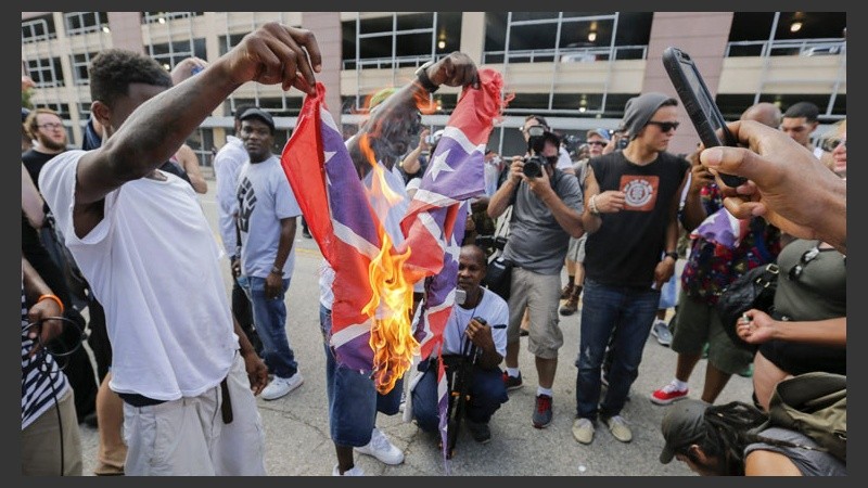 Tensión y enfrentamientos entre bandos a favor y en contra de la bandera confederada en Estados Unidos. (EFE)